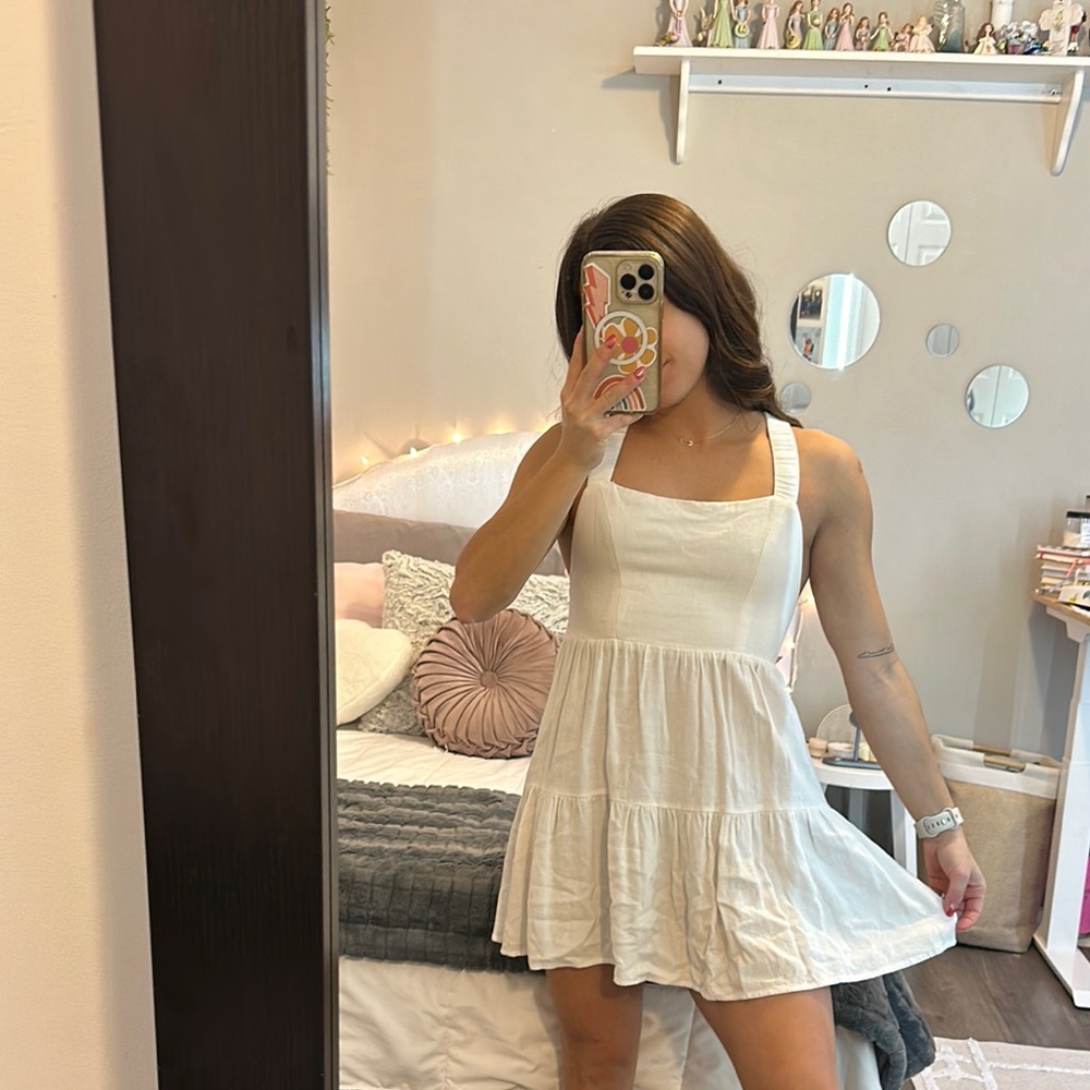 Elegant White Sleeveless Dress